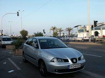 Der Seat Ibiza an der Strandpromenade in Saint Tropez. Der Seat Ibiza an der Strandpromenade in Saint Tropez.